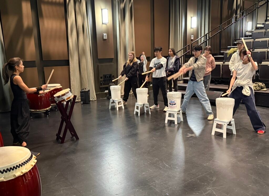 Educational Programs -
Introducing students and community audiences to taiko through performance, demonstration and participation.